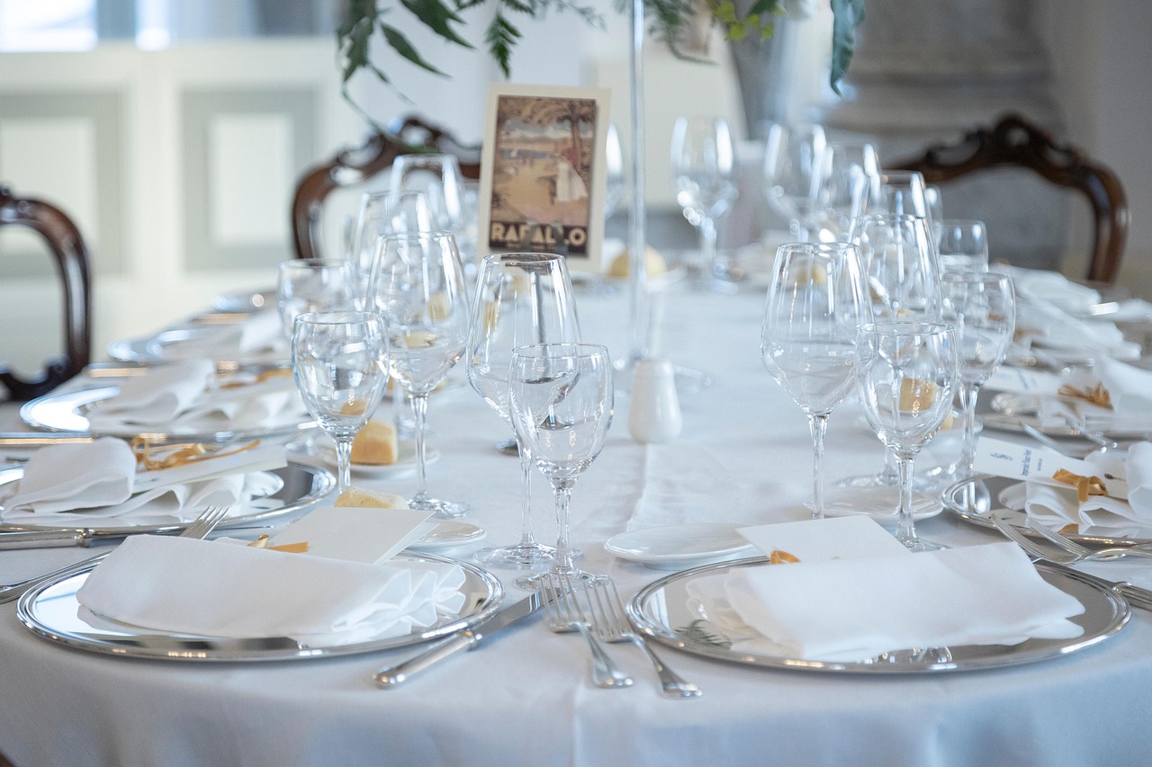 How to Decorate a Luxury Wedding Banquet Hall?