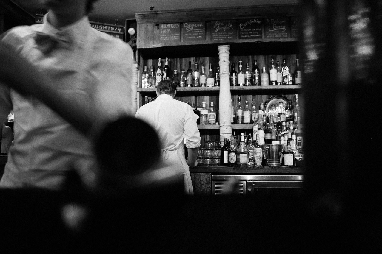 How To Enjoy Nightlife At A Bar In Maldives?
